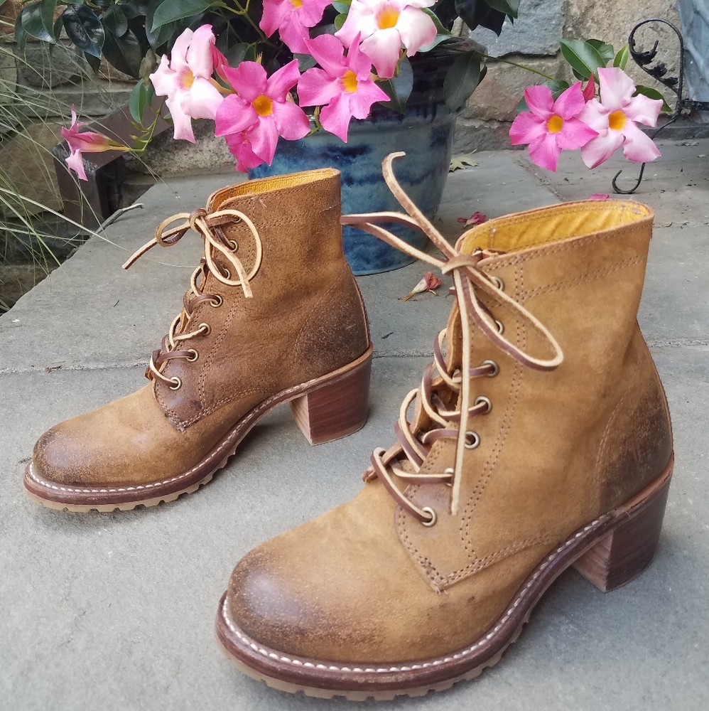 Frye sabrina 6g lace up  oiled suede ankle boots